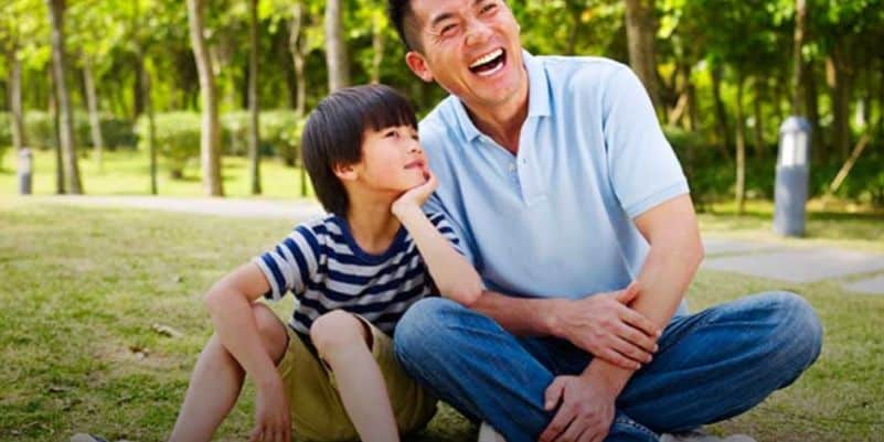 Nằm mơ thấy nói chuyện với cha đã mất đánh con gì?